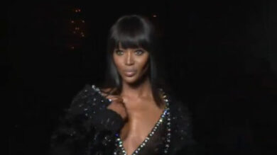 VIDEO: Naomi Campbell torna in passerella per Versace a Parigi