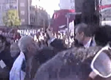 Fassino si pente del dito medio ai tifosi del Toro: “Reazione umana a insulti ultrà, me ne rammarico”