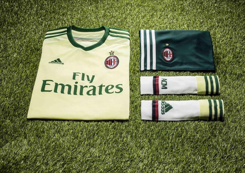 Milan, la maglia oro debutta con l’Atalanta. Poi con Sassuolo la nuova divisa rossonera. LE FOTO Milan, la maglia oro debutta con l’Atalanta. Poi con Sassuolo la nuova divisa rossonera. LE FOTO