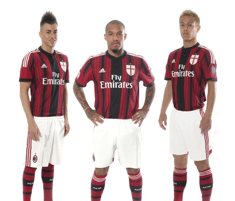 Milan, la maglia oro debutta con l’Atalanta. Poi con Sassuolo la nuova divisa rossonera. LE FOTO Milan, la maglia oro debutta con l’Atalanta. Poi con Sassuolo la nuova divisa rossonera. LE FOTO