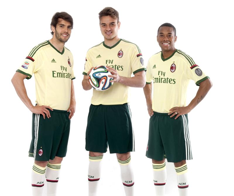 Milan, la maglia oro debutta con l’Atalanta. Poi con Sassuolo la nuova divisa rossonera. LE FOTO Milan, la maglia oro debutta con l’Atalanta. Poi con Sassuolo la nuova divisa rossonera. LE FOTO