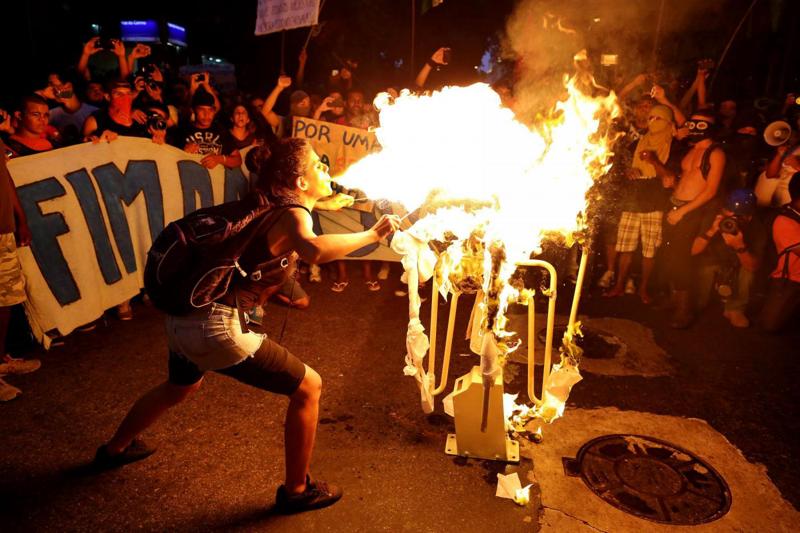 Mondiale, brucia la protesta del popolo brasiliano a poco più di un mese dall’inizio Mondiale, brucia la protesta del popolo brasiliano a poco più di un mese dall’inizio