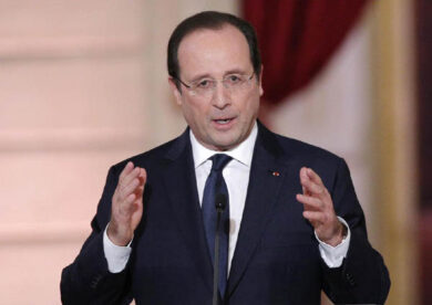 Le Monde ‘cancella’ la vignetta in cui Hollande sodomizza una “Marianna”