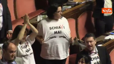 VIDEO: Senato: M5S e Lega protestano nello stesso momento contro DL lavoro integrale