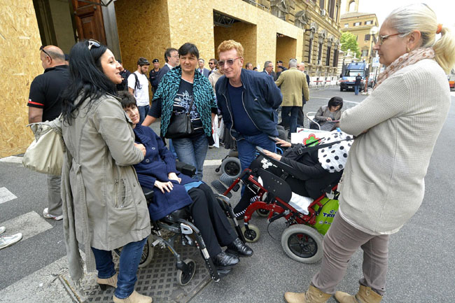 Protesta dei malati di Sla. Oltre al presidio lo sciopero della fame Protesta dei malati di Sla. Oltre al presidio lo sciopero della fame