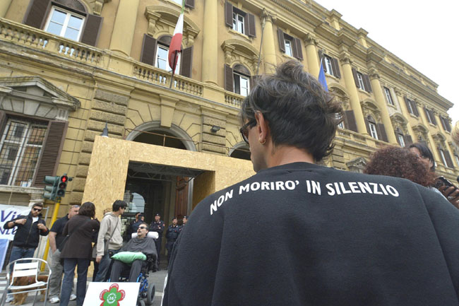 Protesta dei malati di Sla. Oltre al presidio lo sciopero della fame Protesta dei malati di Sla. Oltre al presidio lo sciopero della fame