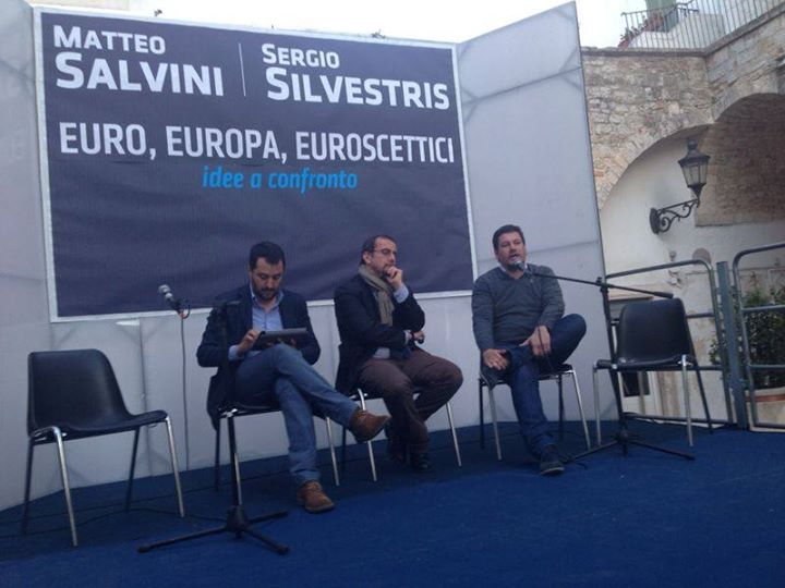 Il leader leghista Matteo Salvini contestato a Locorotondo. Foto Il leader leghista Matteo Salvini contestato a Locorotondo. Foto