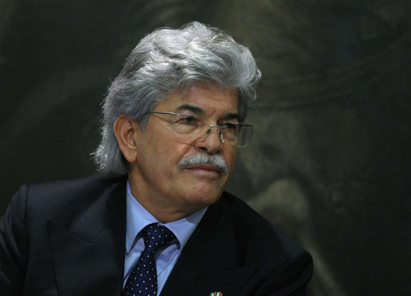 Il senatore Razzi: “Il Signore farà arrivare Silvio oltre 100 anni” Il senatore Razzi: “Il Signore farà arrivare Silvio oltre 100 anni”