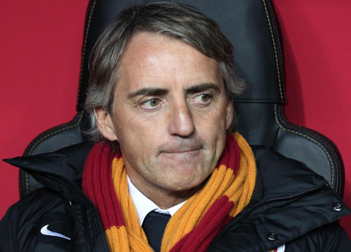 Sneijder regala la coppa (dell’addio) a Mancini Sneijder regala la coppa (dell’addio) a Mancini