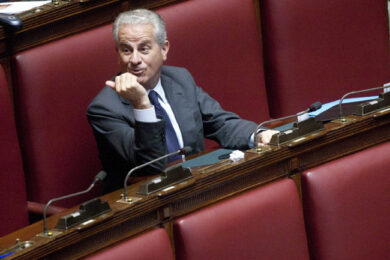 Arrestato l’ex ministro Scajola. L’accusa: favorì un latitante