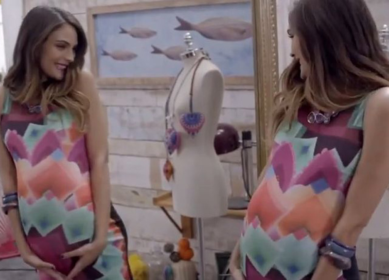 Vuole un figlio e buca il condom. Bufera su spot Desigual Vuole un figlio e buca il condom. Bufera su spot Desigual