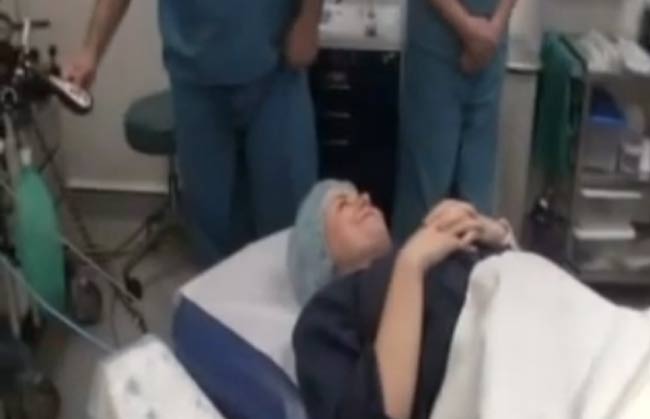 Ragazza si filma durante l’aborto. Il video choc Ragazza si filma durante l’aborto. Il video choc
