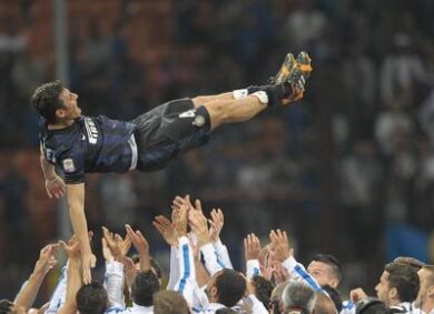 Zanetti saluta: “Vi amerò per sempre”. San Siro commosso, poker Inter