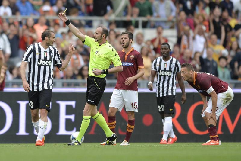 Chiellini alza il gomito su Pjanic. Tre turni di squalifica Chiellini alza il gomito su Pjanic. Tre turni di squalifica