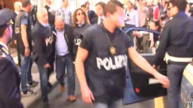 VIDEO: Firenze, killer portato in carcere. La gente grida “impiccati”