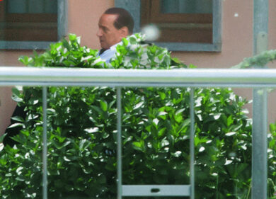 Berlusconi con il camice bianco. Eccolo ai servizi sociali. Le foto