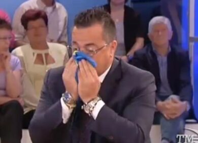 Si soffia il naso con la bandiera Ue. Show del leghista Buonanno. Video