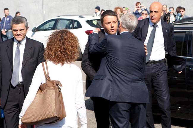 Expo, Renzi contestato a Milano. “Lo Stato è più forte dei ladri” Expo, Renzi contestato a Milano. “Lo Stato è più forte dei ladri”