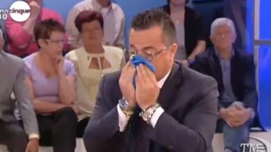 VIDEO: e l’on. leghista si soffiò il naso con la bandiera dell’Europa