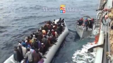 VIDEO: strage a sud di Lampedusa: a picco barcone con 400 migranti