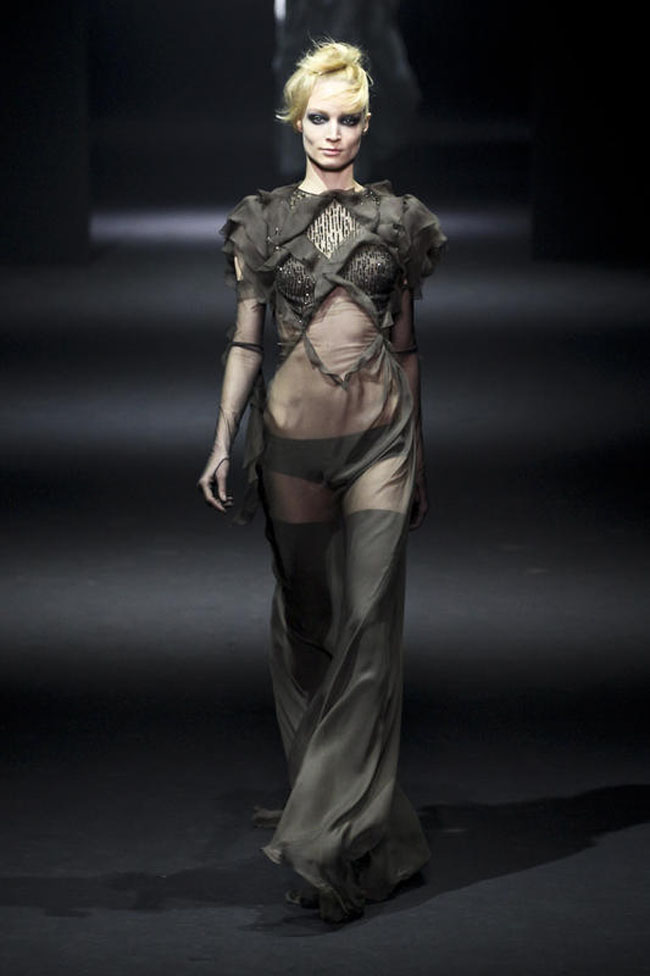 John Galliano vola in Russia: dirigerà il colosso dei cosmetici John Galliano vola in Russia: dirigerà il colosso dei cosmetici