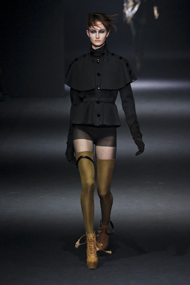 John Galliano vola in Russia: dirigerà il colosso dei cosmetici John Galliano vola in Russia: dirigerà il colosso dei cosmetici