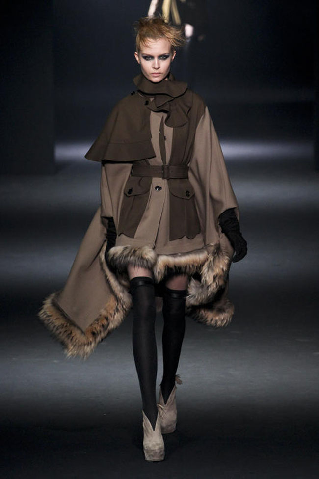 John Galliano vola in Russia: dirigerà il colosso dei cosmetici John Galliano vola in Russia: dirigerà il colosso dei cosmetici