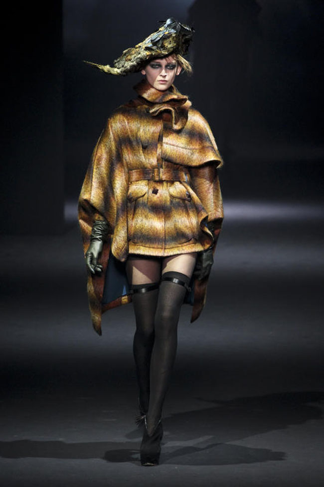 John Galliano vola in Russia: dirigerà il colosso dei cosmetici John Galliano vola in Russia: dirigerà il colosso dei cosmetici