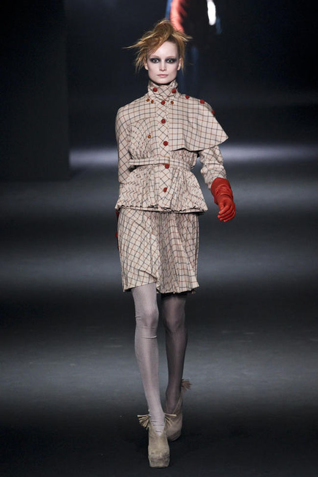 John Galliano vola in Russia: dirigerà il colosso dei cosmetici John Galliano vola in Russia: dirigerà il colosso dei cosmetici