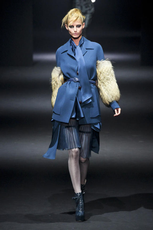John Galliano vola in Russia: dirigerà il colosso dei cosmetici John Galliano vola in Russia: dirigerà il colosso dei cosmetici