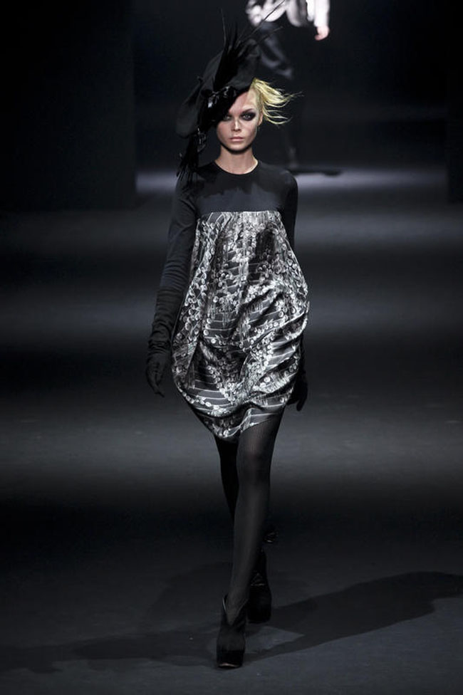 John Galliano vola in Russia: dirigerà il colosso dei cosmetici John Galliano vola in Russia: dirigerà il colosso dei cosmetici