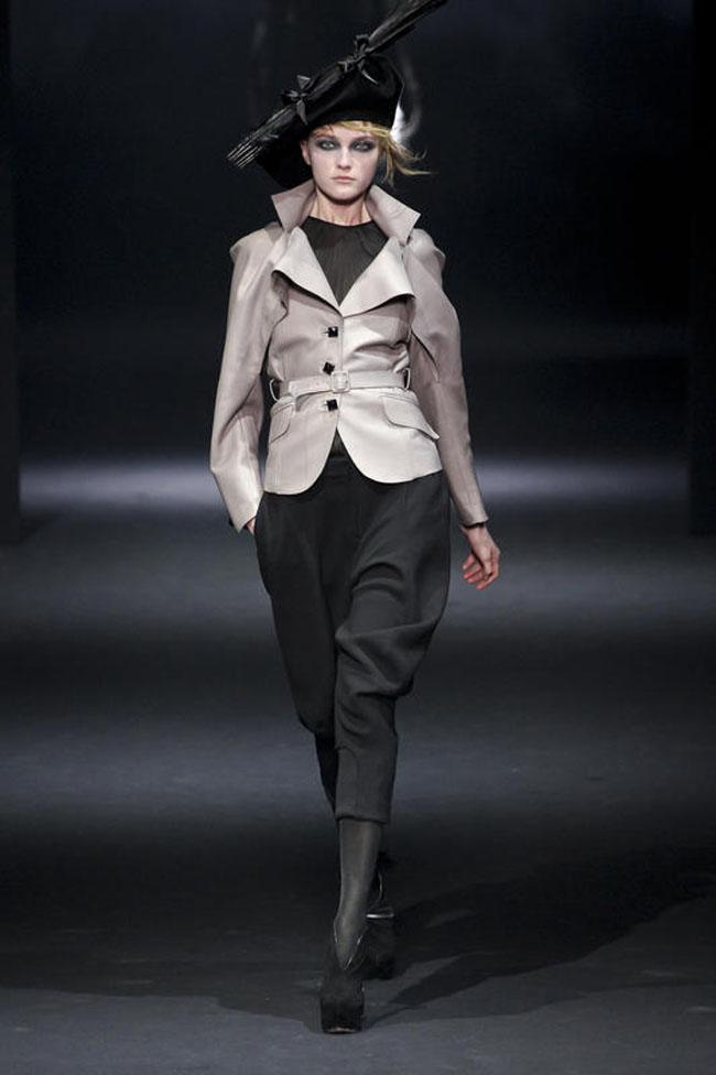 John Galliano vola in Russia: dirigerà il colosso dei cosmetici John Galliano vola in Russia: dirigerà il colosso dei cosmetici