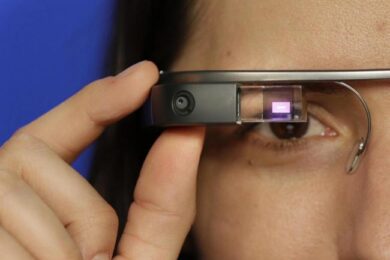 I Google Glass in vendita a 1500 $. Per produrli ne bastano 152. Video
