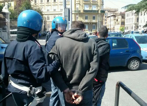 Zio molesta nipoti per anni. Arrestato a Milano Zio molesta nipoti per anni. Arrestato a Milano