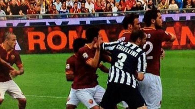 Pirlo difende Chiellini: “Gesto non violento. Il calcio è uno sport di contatto” Pirlo difende Chiellini: “Gesto non violento. Il calcio è uno sport di contatto”