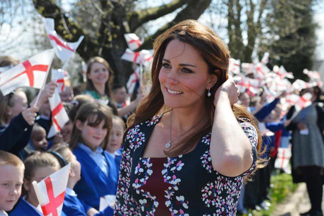 Kate (Middleton) non c’è. E l’altra Kate (Moss) “seduce” il principe William Kate (Middleton) non c’è. E l’altra Kate (Moss) “seduce” il principe William