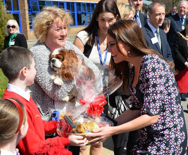 Kate (Middleton) non c’è. E l’altra Kate (Moss) “seduce” il principe William Kate (Middleton) non c’è. E l’altra Kate (Moss) “seduce” il principe William