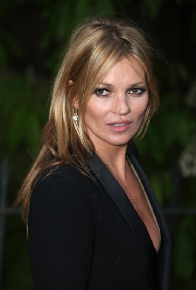 Kate (Middleton) non c’è. E l’altra Kate (Moss) “seduce” il principe William Kate (Middleton) non c’è. E l’altra Kate (Moss) “seduce” il principe William