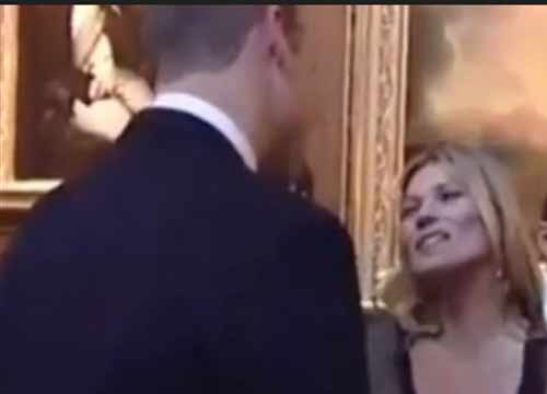 Kate (Middleton) non c’è. E l’altra Kate (Moss) “seduce” il principe William Kate (Middleton) non c’è. E l’altra Kate (Moss) “seduce” il principe William