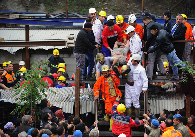 Turchia, la tragedia in miniera scatena la guerriglia Istanbul Turchia, la tragedia in miniera scatena la guerriglia Istanbul