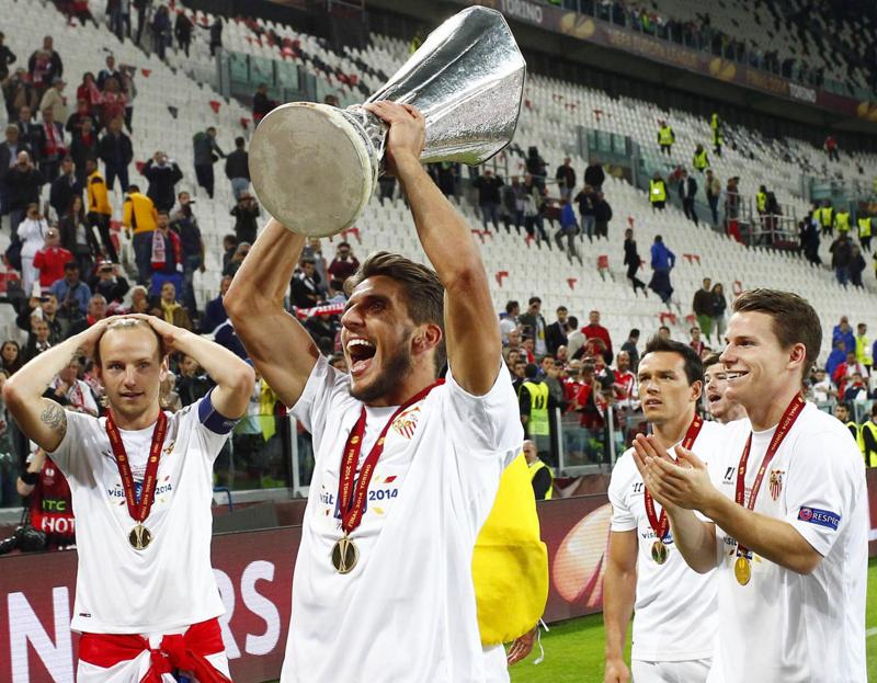 Siviglia, bacio sulla bocca tra due giocatori per festeggiare l’Europa League Siviglia, bacio sulla bocca tra due giocatori per festeggiare l’Europa League
