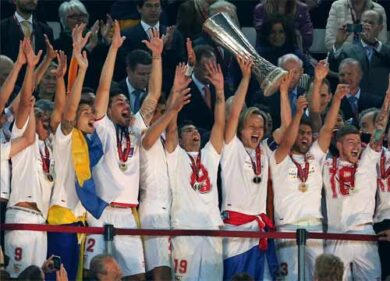 Siviglia, bacio sulla bocca tra due giocatori per festeggiare l’Europa League