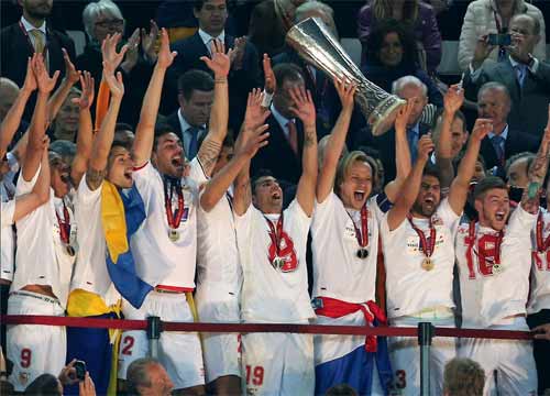 Siviglia, bacio sulla bocca tra due giocatori per festeggiare l’Europa League Siviglia, bacio sulla bocca tra due giocatori per festeggiare l’Europa League