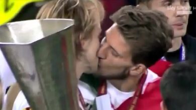 VIDEO: Siviglia, bacio fra i due calciatori