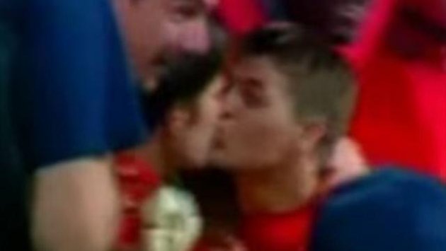 Siviglia, bacio sulla bocca tra due giocatori per festeggiare l’Europa League Siviglia, bacio sulla bocca tra due giocatori per festeggiare l’Europa League