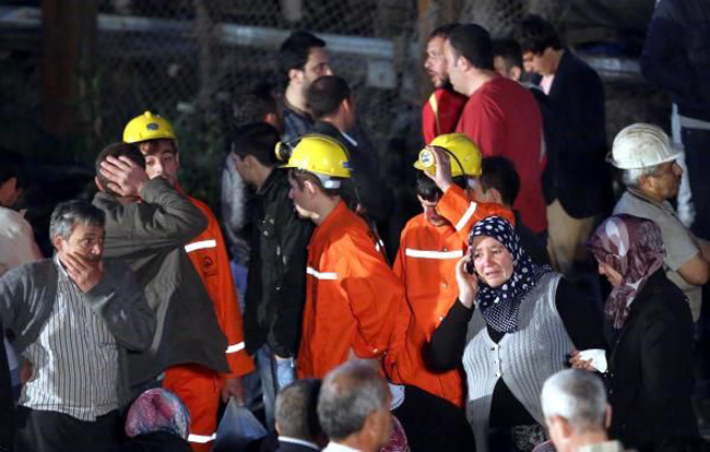 Strage in miniera, il consigliere di Erdogan prende a calci un dimostrante. VIDEO Strage in miniera, il consigliere di Erdogan prende a calci un dimostrante. VIDEO