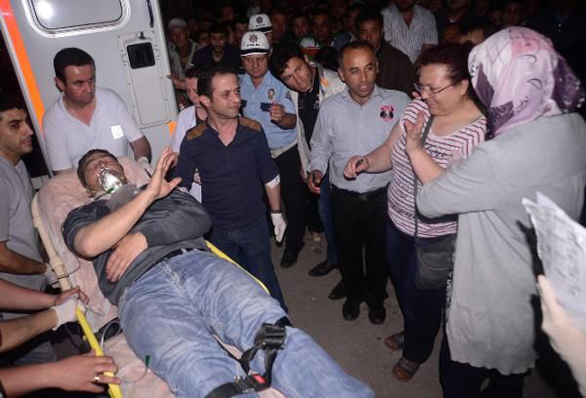 Strage in miniera, il consigliere di Erdogan prende a calci un dimostrante. VIDEO Strage in miniera, il consigliere di Erdogan prende a calci un dimostrante. VIDEO