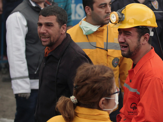 Strage in miniera, il consigliere di Erdogan prende a calci un dimostrante. VIDEO Strage in miniera, il consigliere di Erdogan prende a calci un dimostrante. VIDEO