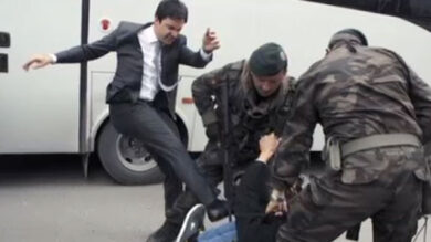 VIDEO: strage miniera, consigliere Erdogan prende a calci dimostrante