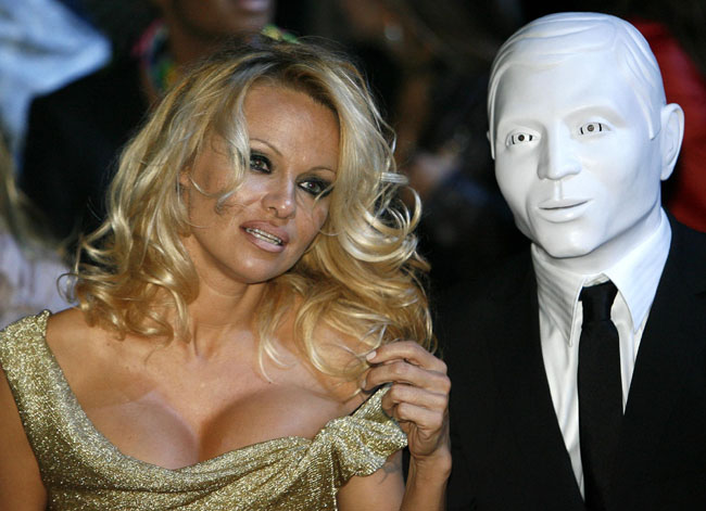 Pamela Anderson, la rivelazione shock: “Violentata all’età di 12 anni” Pamela Anderson, la rivelazione shock: “Violentata all’età di 12 anni”